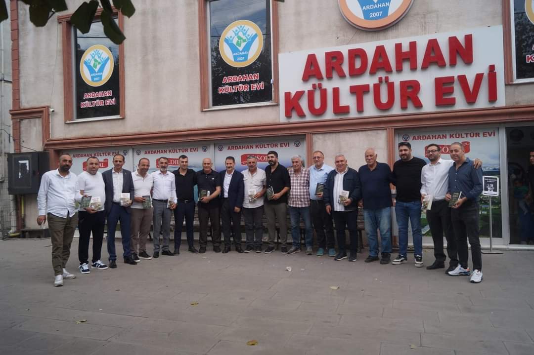 Mehmet Karadağ’ın İstanbul Ardahan Kültür Evi’nde İmza Günü Yoğun Katılımla Gerçekleşti