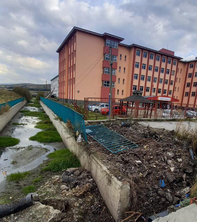 Nilüfer Göle Sosyal Bilimler Lisesi Öğretmen ve Öğrencileri Mağdur: Yıllardır Kanalizasyon Kokusuna Maruz Kalıyoruz