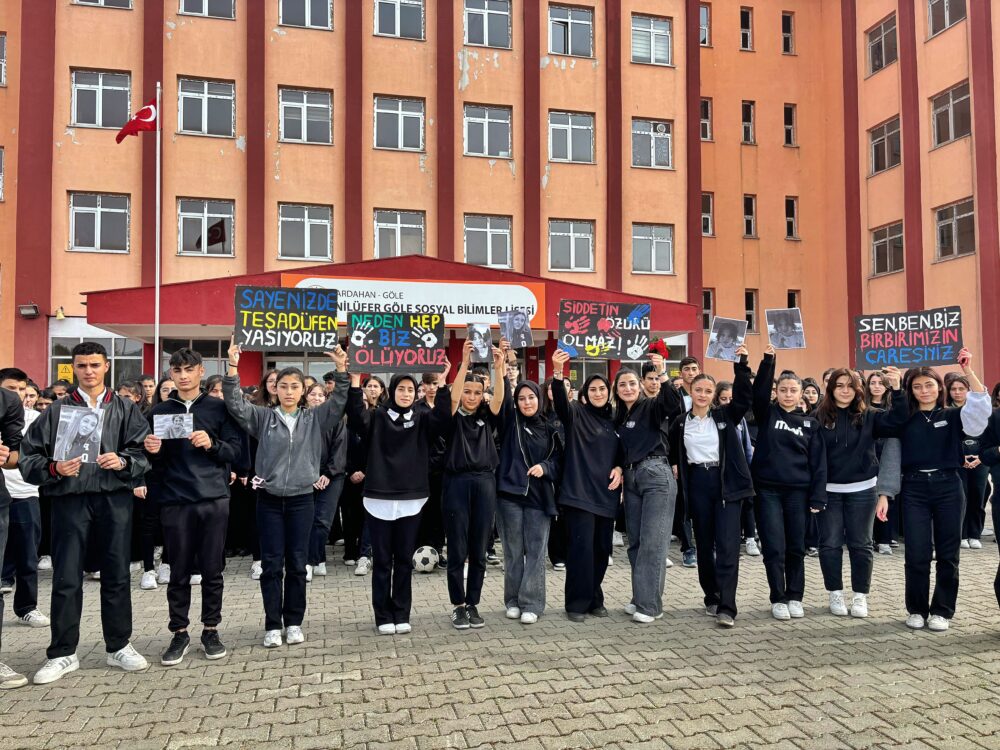 Sosyal Bilimler Lisesi Öğrencileri Kadın Katliamlarını Protesto Etti: Sayenizde Tesadüfen Yaşıyoruz