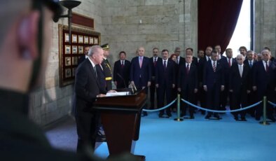 Devletin zirvesi Anıtkabir’de! Erdoğan’dan özel deftere çarpıcı not: Boş durmuyorlar