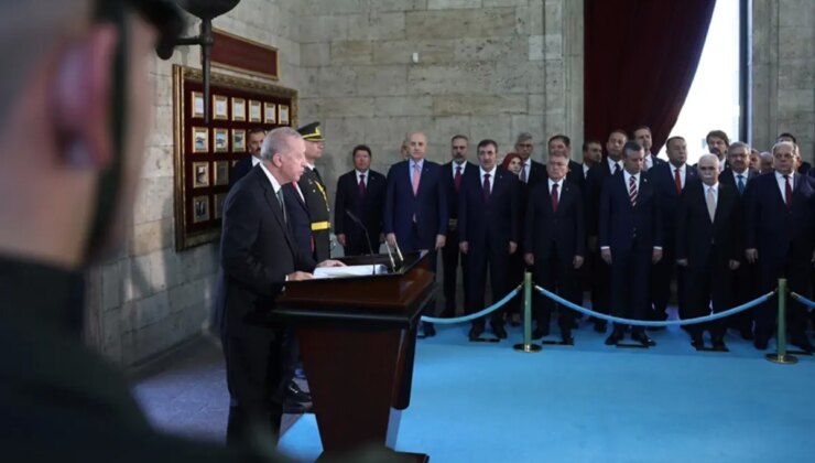 Devletin zirvesi Anıtkabir’de! Erdoğan’dan özel deftere çarpıcı not: Boş durmuyorlar