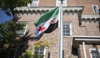 11 yıl sonra bir ilk: Suriye bayrağı, Washington’da göndere çekildi