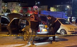 3 çocuğun bulunduğu otomobilde çakmak gazı patladı; 3 yaralı