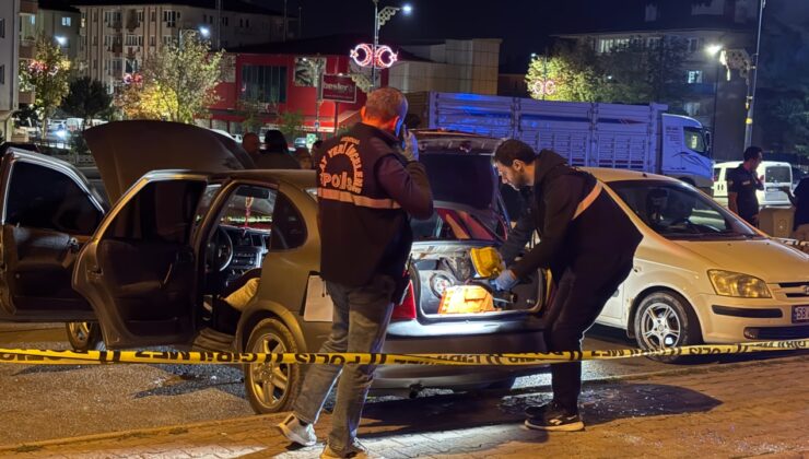 3 çocuğun bulunduğu otomobilde çakmak gazı patladı; 3 yaralı