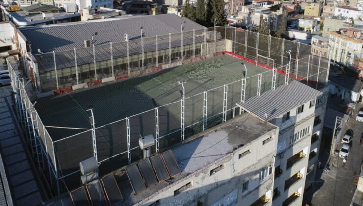 Adana'da 5 katlı binanın damına futbol sahası kurdular