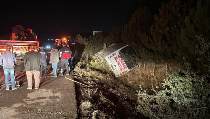 Afyonkarahisar’da yolcu midibüsü devrildi