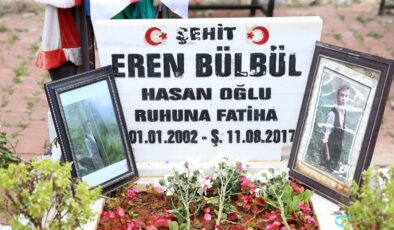 Ampute Futbol Milli Takımı kupayı Şehit Eren Bülbül ve annesine ithaf etti