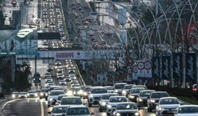 Ankara’da trafik kaosu! Vatandaşlar yollarda yürüdü: Okullar açıldı ne olacak?