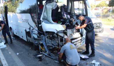 Antalya’da midibüsler çarpıştı: 15 yaralı