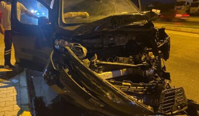 Antalya’da üç aracın çarpıştığı kazada 5 kişi yaralandı