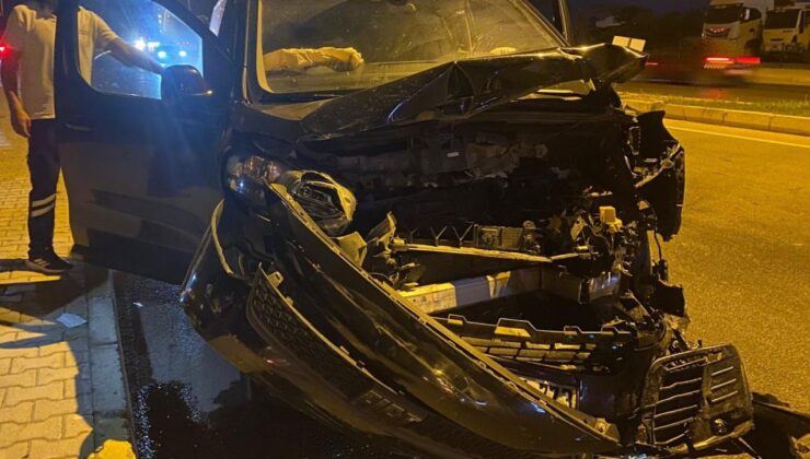 Antalya’da üç aracın çarpıştığı kazada 5 kişi yaralandı