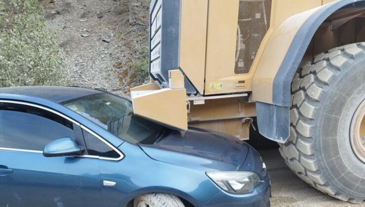 Aracına iş makinesi çarptı! İnmeye çalışırken altında kalıp öldü