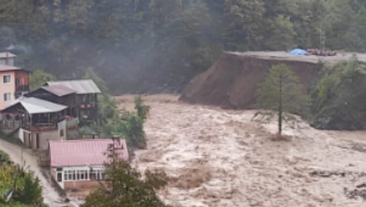 Artvin Borçka’da sağanak sele dönüştü: Karagöl ve köy yolları sular altında kaldı