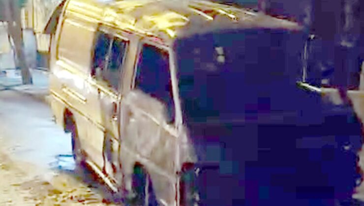 Avcılar'da çaldıkları minibüs alev aldı; hırsızlar yaya olarak kaçtı