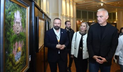Bakan Ersoy eşiyle Beyoğlu’nda sanat turuna çıktı