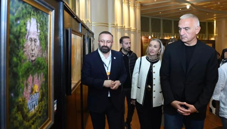 Bakan Ersoy eşiyle Beyoğlu’nda sanat turuna çıktı