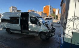 Belediye otobüsü minibüse çarptı: 8 kişi yaralandı