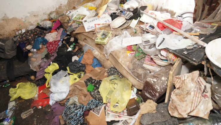 Bir 'çöp ev' olayı daha: Bu kez 4.6 ton çıkarttılar