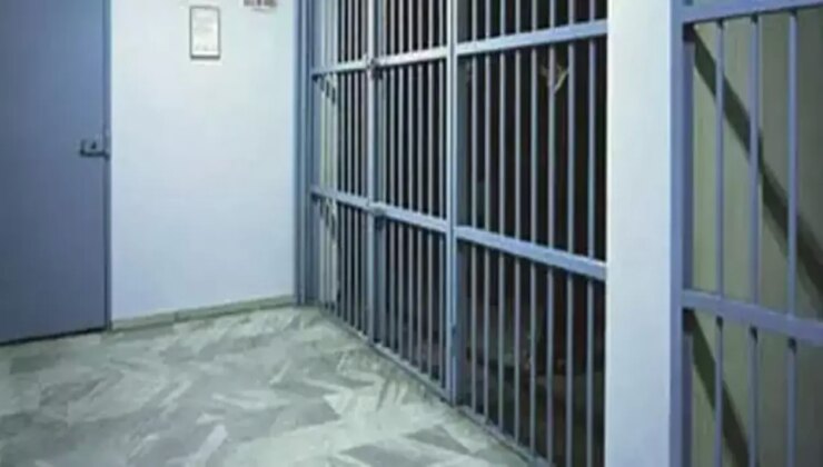 Bodrumda uyuşturucu kokulu hücrede tutuluyor