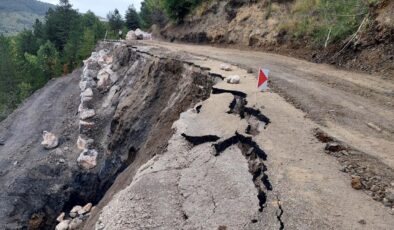 Bozkurt’ta heyelan: Köy yolu ulaşıma kapandı