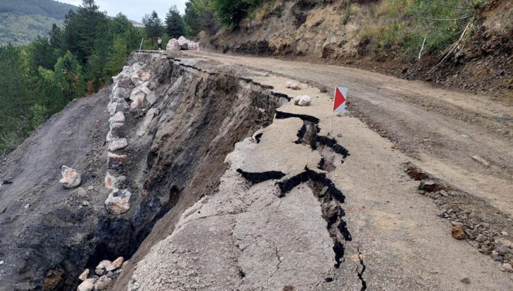 Bozkurt’ta heyelan: Köy yolu ulaşıma kapandı