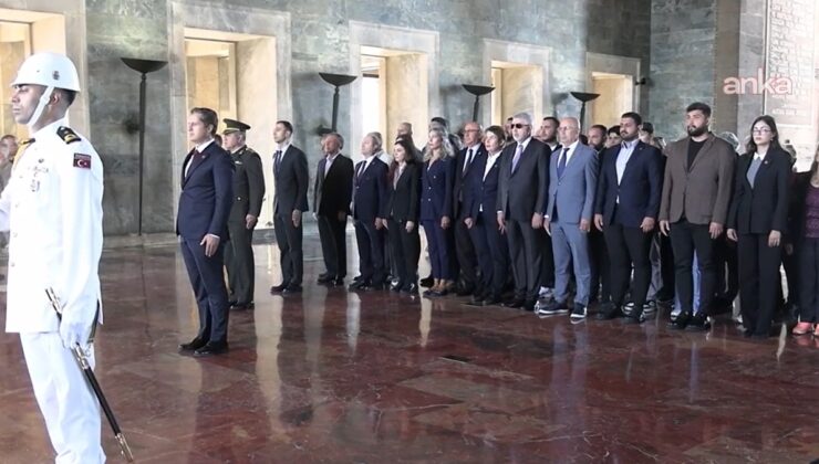 CHP'den olağanüstü kurultay öncesi Ata'ya ziyaret