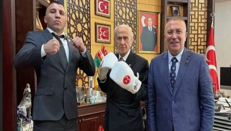 Devlet Bahçeli boks eldivenleriyle poz verdi