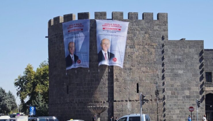 Diyarbakır Surlarına Bahçeli posteri asıldı