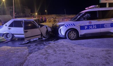 ‘Dur’ ihtarına uymayan sürücü ekip aracına çarptı