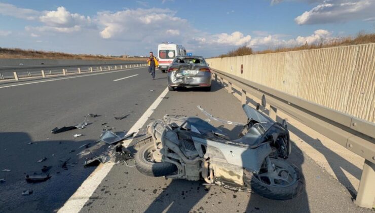 Emniyet şeridinde duran araca çarpan motosikletli yaralandı