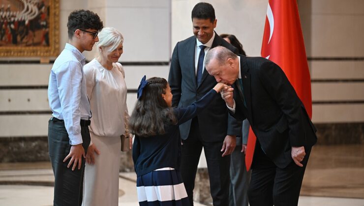 Erdoğan el öptü