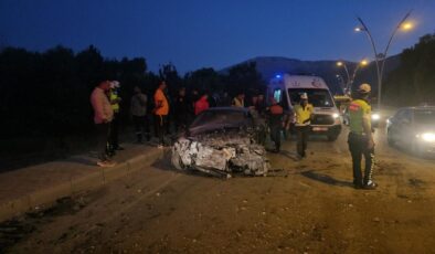 Erzincan’da otomobilin kamyonetle çarpıştı: 3 yaralı