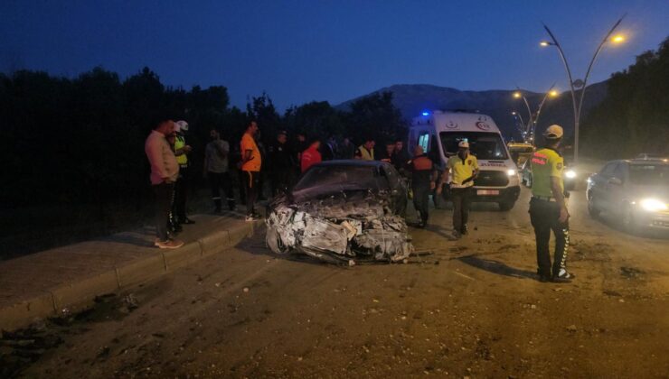 Erzincan’da otomobilin kamyonetle çarpıştı: 3 yaralı