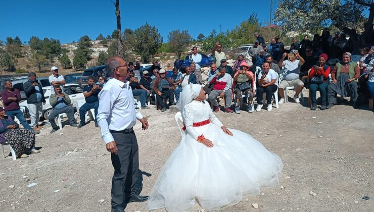 Evlendikten 40 yıl sonra düğün yaptılar