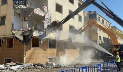 Fatih’te kentsel dönüşüm! 33 yıllık sitenin yıkımına başlandı