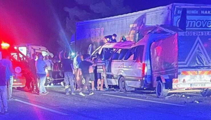Feci kaza 3 can aldı 16 kişi yaralandı: Minibüs TIR'a çarptı
