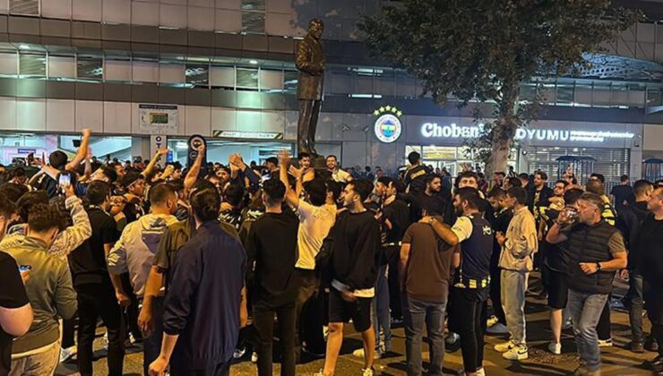 Fenerbahçeli taraftarlar, Sadettin Saran’ın başkanlığını stat önünde kutladı