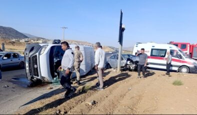 Gaziantep’te minibüs ile otomobil çarpıştı: 6 yaralı