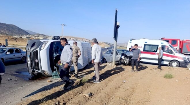 Gaziantep’te minibüs ile otomobil çarpıştı: 6 yaralı