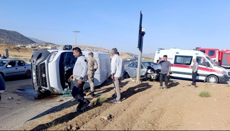 Gaziantep’te minibüs ile otomobil çarpıştı: 6 yaralı