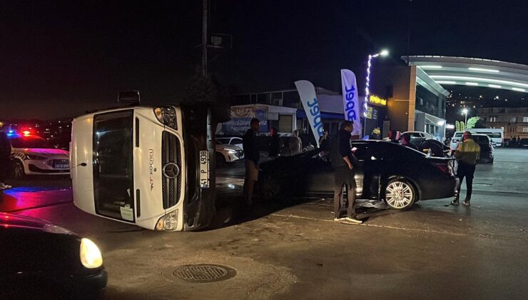 Gebze’de otomobille çarpışan servis minibüsü devrildi
