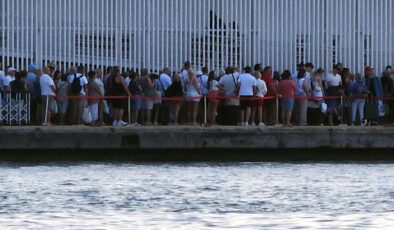 Gümrük sistemi çöktü! Giren çıkamadı, yüzlerce turist mağdur kaldı
