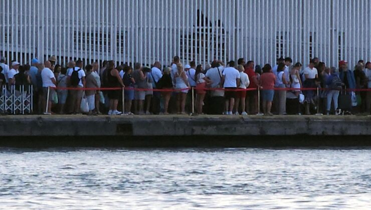 Gümrük sistemi çöktü! Giren çıkamadı, yüzlerce turist mağdur kaldı
