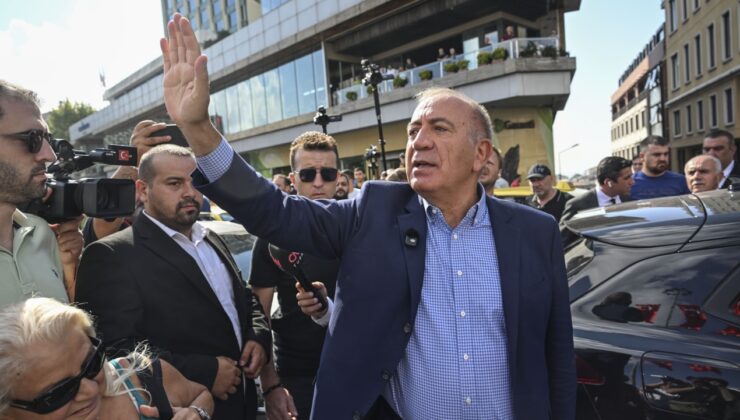 Gürsel Tekin, çakarlı aracıyla CHP'nin Sarıyer'deki binasında