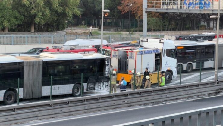 İstanbul'da metrobüs yangını: Trafik yoğunluğu oluştu