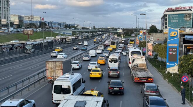 İstanbul'da trafik yoğunluğu yüzde 74'ü geçti