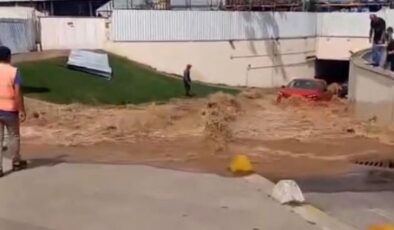 Kadıköy’de su borusu patladı: AVM otoparkı göle döndü