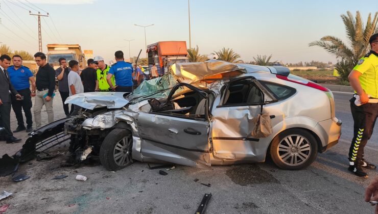 Kamyona çarpan otomobil hurdaya döndü:  2 ölü, 1 ağır yaralı