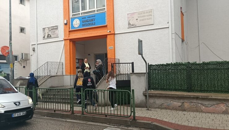 Kantinden şeker alıp yiyen 9 öğrenci hastanelik oldu