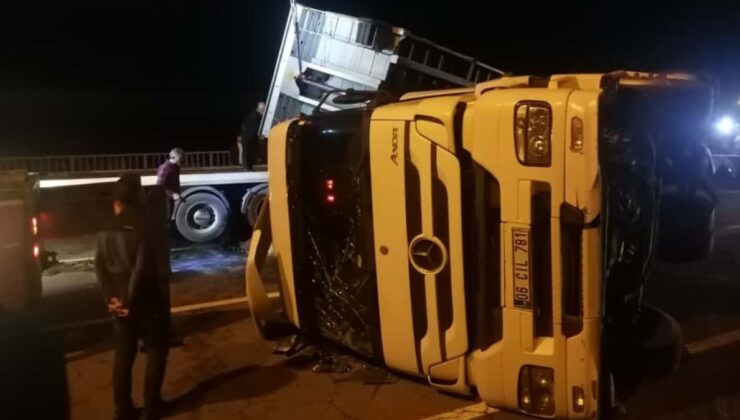 Karadeniz Sahil Yolu’nda TIR devrildi